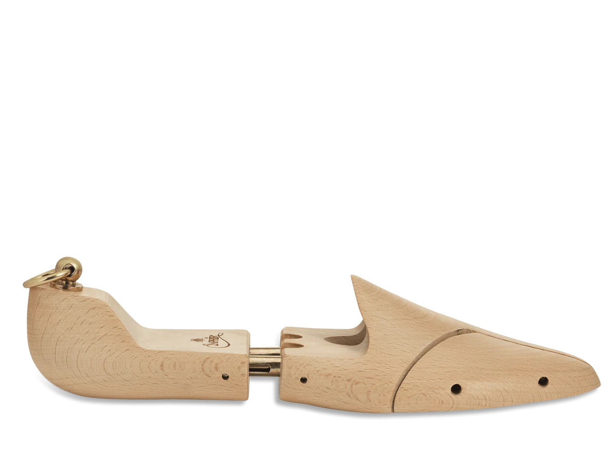 Saphir Medaille d'Or Beech Wood Luxury Shoe Trees for Derbies. Brillare is a Saphir reseller in Calgary, Alberta, Canada offering the best for shoe shines and polish.