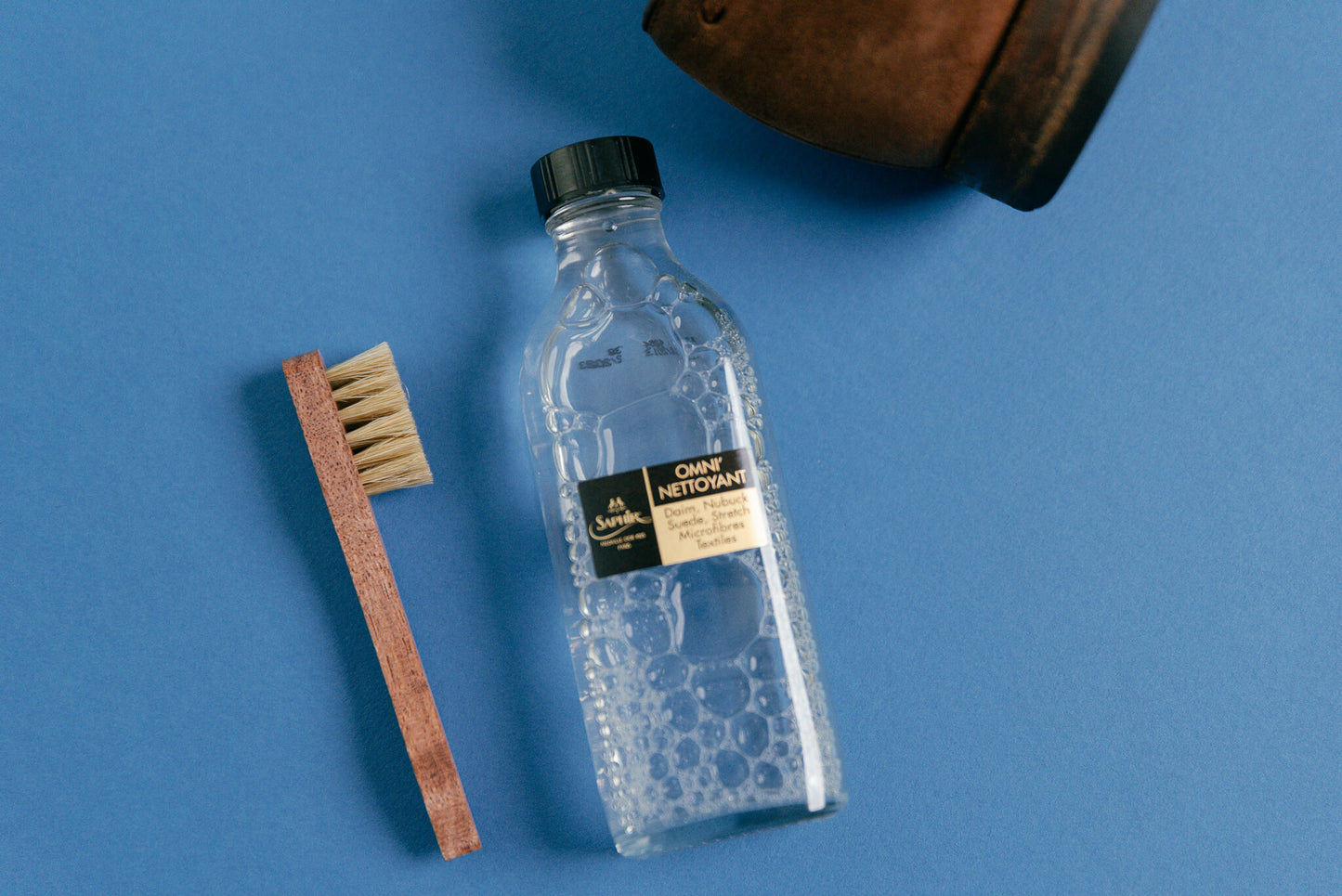 Saphir Medaille d'Or Welt Brush Small Spatula shown Saphir Medaille d'or with Omni'nettoyant and Mini Horse Hair brush