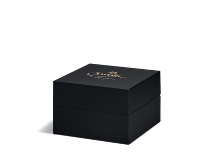 Saphir Médaille d'Or Ecrin shoe presented in a box, is perfect for a gift.    It contains one (1) each of the following:  1 x Black Creme Polish 1925 Pommadier 1 x Polishing cloth 1 x Spreading brush 1 x Mini polish brush