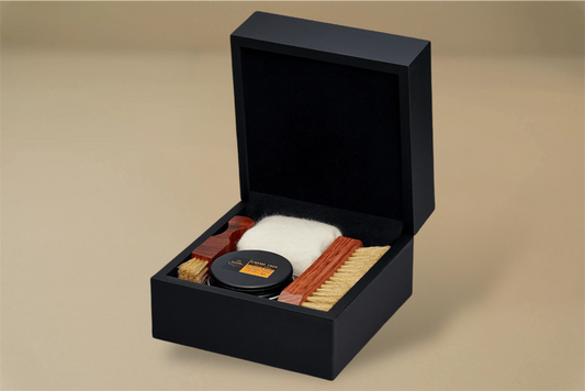 Saphir Médaille d'Or Ecrin shoe presented in a box, is perfect for a gift.    It contains one (1) each of the following:  1 x Black Creme Polish 1925 Pommadier 1 x Polishing cloth 1 x Spreading brush 1 x Mini polish brush