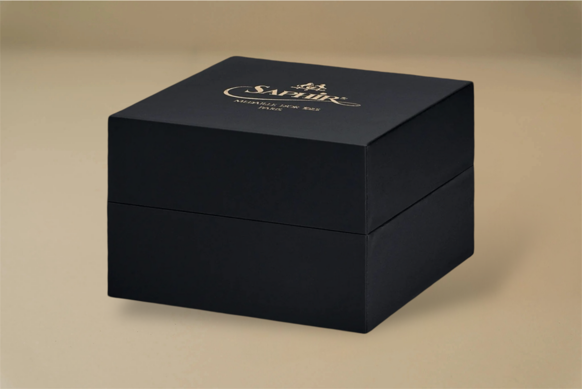 Saphir Médaille d'Or Ecrin shoe presented in a box, is perfect for a gift.    It contains one (1) each of the following:  1 x Black Creme Polish 1925 Pommadier 1 x Polishing cloth 1 x Spreading brush 1 x Mini polish brush