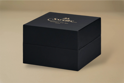 Saphir Médaille d'Or Ecrin shoe presented in a box, is perfect for a gift.    It contains one (1) each of the following:  1 x Black Creme Polish 1925 Pommadier 1 x Polishing cloth 1 x Spreading brush 1 x Mini polish brush