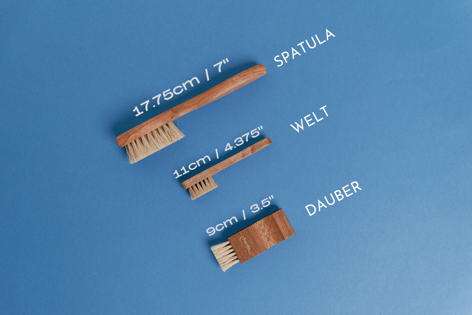 Saphir Medaille d'or Brush size comparison chart showing a small applicator dauber brush, a small welt mini spatula brush, large spatula brush all in natural