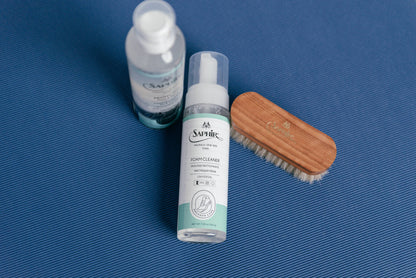 Saphir Medaille d'Or Foam Cleaner for sneaker cleaning and leather shoe cleaning shown with Saphir mdo mini brush and protector spray