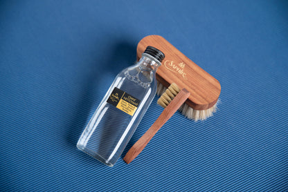Saphir Medaille d'Or 1925 Omni'Nettoyant Suede Shampoo close up with Saphir mini welt brush and saphir medaille d'or mini horse hair brush - Brillare