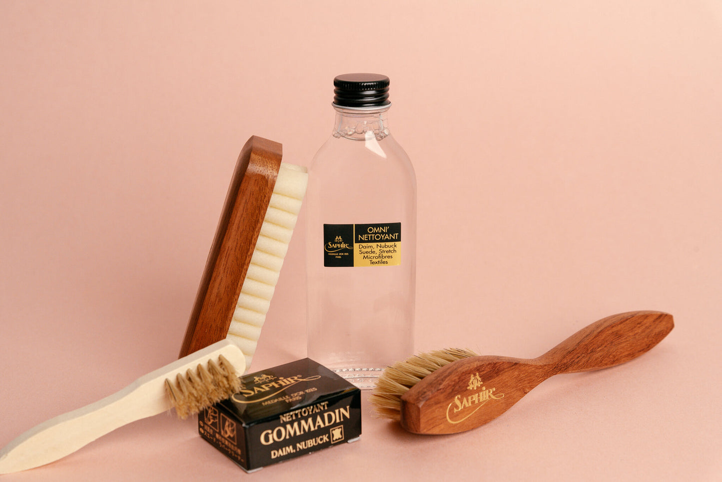 Saphir Medaille d'Or 1925 Omni'Nettoyant Suede Shampoo shown with saphir medaille d'or crepe brush, saphir medaille d'or spatula brush, saphir medaille d'or suede eraser brick - Brillare