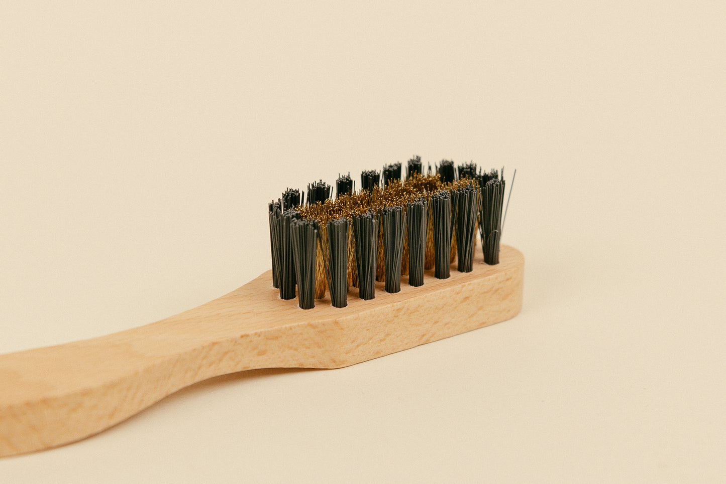 Saphir Beauté Du Cuir Brass Suede Brush 5