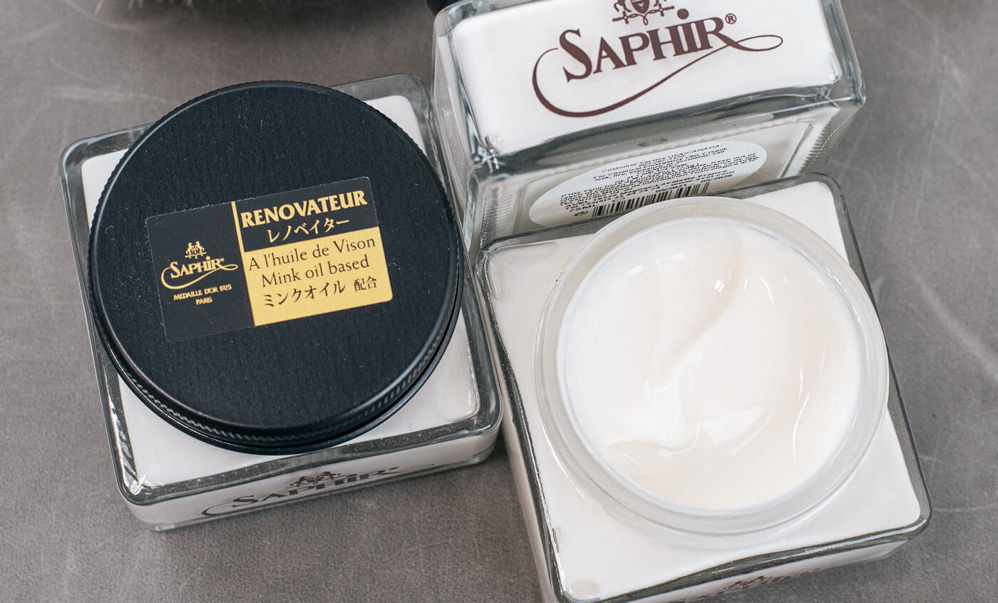 Saphir Medaille d'Or 1925 Renovateur shoe care cream Reno - close up display shot of several jars 